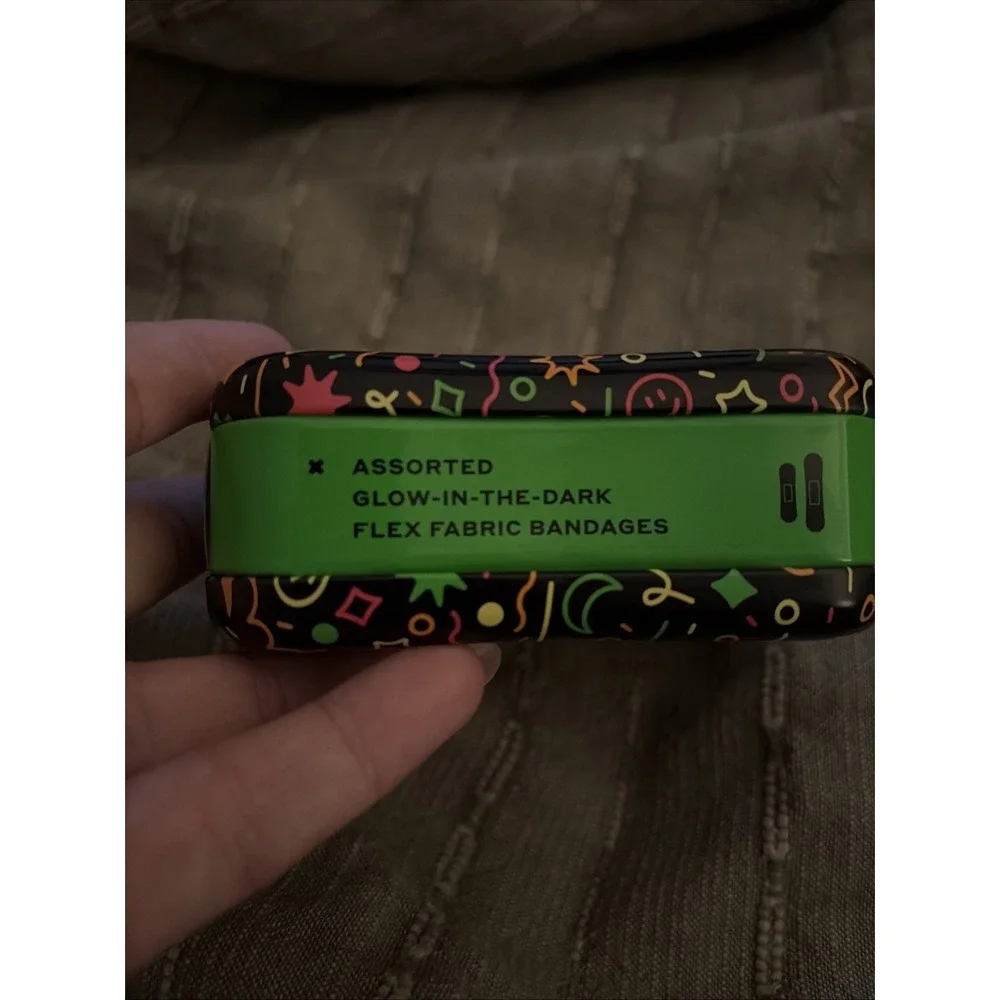 Welly Glow in the Dark Bandages Flex Fabric Assorted Sizes Kids First Aid 39 Ct